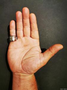 手掌比手指长的男人