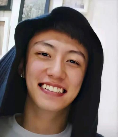 长虎牙的男生命好吗 财运相当不错
