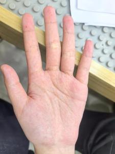 手纹特别乱真的是命不好吗 智慧线末端多支线