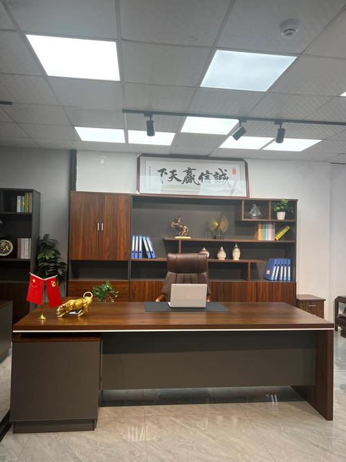 办公室老板台摆放 坐东向西财运旺