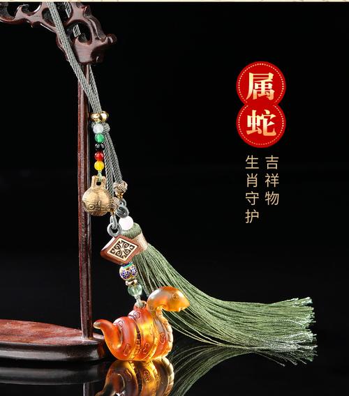 77年属蛇人车里放什么好 77年的蛇车上挂什么好