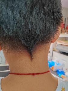 头发后面有个尖与命运
