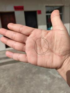 男人最苦最穷的手相 手掌平薄掌色不佳
