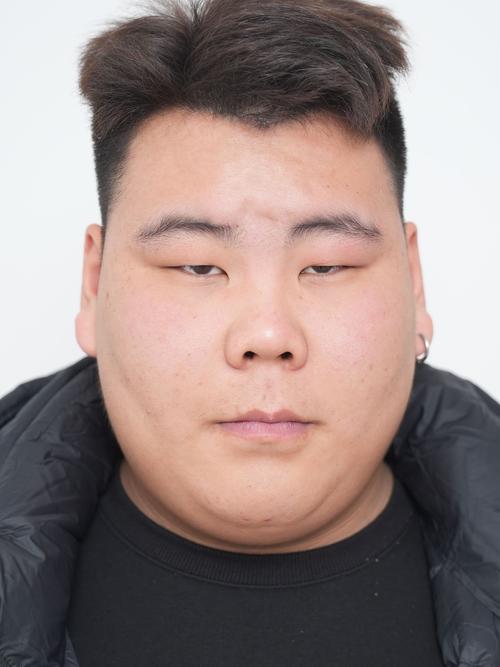 眉毛粗眼睛小的男人  事业运势旺盛
