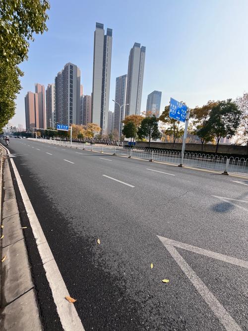 大楼是不是离马路越近越好