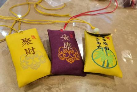 护身符放在枕头下吗？睡觉时可放